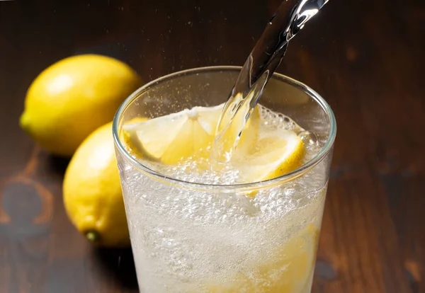 Koyu Ahşap Arka Plana Yerleştirilmiş Bir Bardak Limonun Içine Soda — Stok fotoğraf