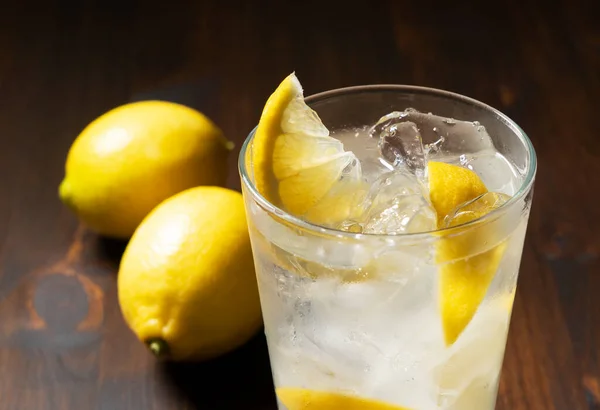 Koyu Ahşap Arka Planda Cam Sette Limon Ekşisi Limon Kokteyli — Stok fotoğraf