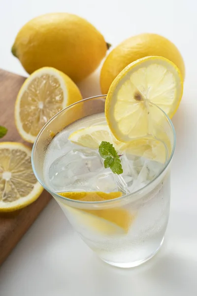 Arkasında Limonlar Olan Soğuk Bir Limonata — Stok fotoğraf