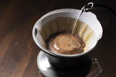 Kahve tozunun üzerine sıcak su dök.