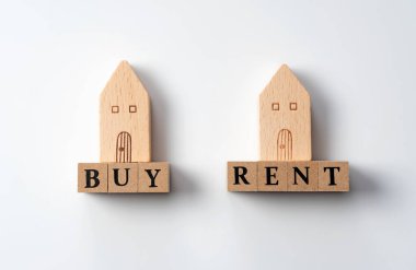 Beyaz arka plana yerleştirilmiş ahşaptan yapılmış oyuncak evle konut imajı satın al ya da kirala