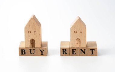 Beyaz arka plana yerleştirilmiş ahşaptan yapılmış oyuncak evle konut imajı satın al ya da kirala