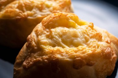 Arka planda tahta bir masanın üzerine yerleştirilmiş Fransız ekmeği. Japon Ekmeği