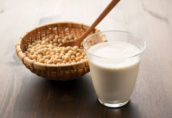 Sojamjölk Ett Glas Träbakgrund Sojabönor Bambu Durkslag Bakgrunden — Stockfoto