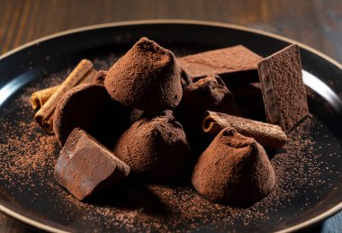 Kakao tozu ve tarçınlı çikolatalı trüf mantarı yakın plan.