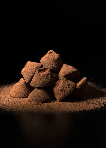Trufas Chocolate Con Cacao Polvo Sobre Fondo Negro —  Fotos de Stock