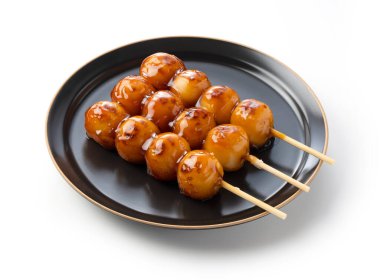 Mitarashi Dango beyaz arka plana yerleştirilmiş. Bir Japon tatlısı olan mitarashi dango 'nun resmi