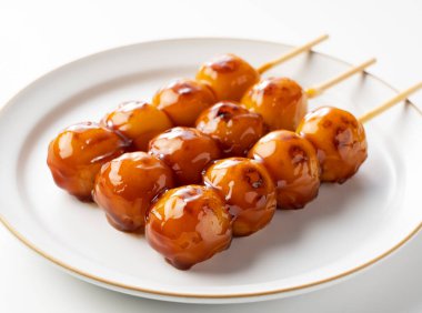 Mitarashi Dango beyaz arka plana yerleştirilmiş. Bir Japon tatlısı olan mitarashi dango 'nun resmi