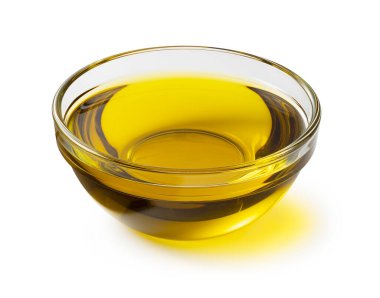 Beyaz arka planda bir karga kasesinde zeytinyağı