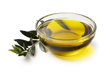 Beyaz arka planda bir karga kasesinde zeytinyağı