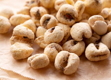 Kurabiye tepsisine yerleştirilmiş büyük boy mısır ürünleri. Yakın plan fotoğraf.