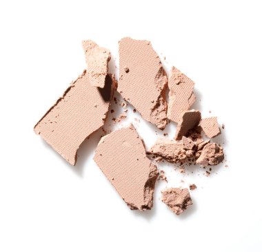 Beyaz arka planda parçalanmış yüz pudrası. Makyaj vakfı kavramı