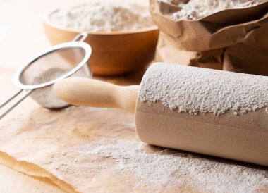 Un ve oklavalar masaya. Ekmek yapımının konsept fotoğrafı.