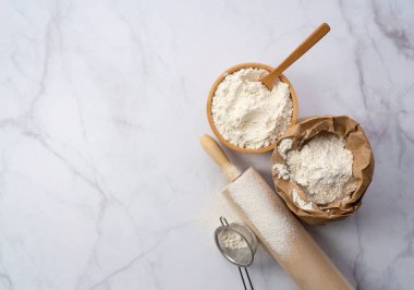 Un ve oklavalar mermer bir zemine sabitlenmiş. Doğrudan yukarıdan görüntüle