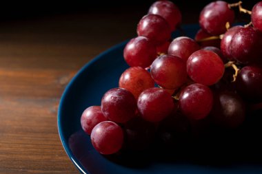 Kızıl Küre, ahşap bir masada bir tabakta servis edilir..
