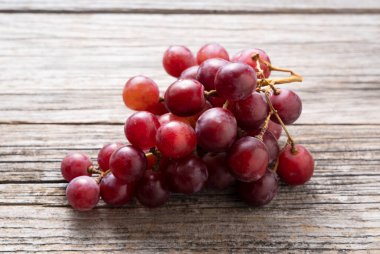 Kızıl Küre, eski ahşap bir arka plana yaslanmış. Yakın plan fotoğraf.