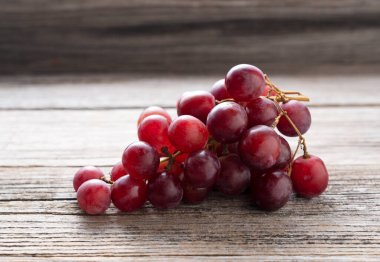 Kızıl Küre, eski ahşap bir arka plana yaslanmış. Yakın plan fotoğraf.