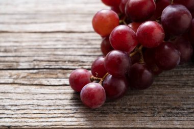 Kızıl Küre, eski ahşap bir arka plana yaslanmış. Yakın plan fotoğraf.