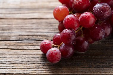 Eski ahşap arka planda su damlacıkları olan kırmızı küre