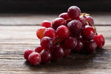 Eski ahşap arka planda su damlacıkları olan kırmızı küre