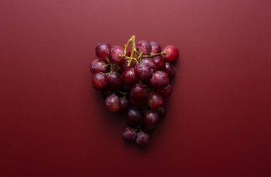 Kırmızı Globe 'un su damlacıkları koyu kırmızı arka plana yerleştirilmiş. Doğrudan yukarıdan görüntüle.