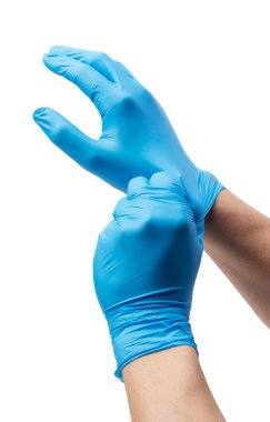 Beyaz arka planda nitril eldiven giyen bir adamın iki eli.