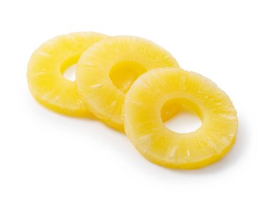 Beyaz arka plana yerleştirilmiş ananas dilimleri. Bir kutu ananasın içindekiler.