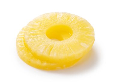 Beyaz arka plana yerleştirilmiş ananas dilimleri. Bir kutu ananasın içindekiler.