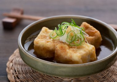 Ahşap bir masada kızarmış tofu. Japonya 'da yemek