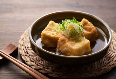 Ahşap bir masada kızarmış tofu. Japonya 'da yemek