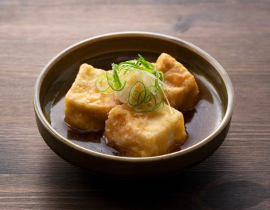 Ahşap bir masada kızarmış tofu. Japonya 'da yemek