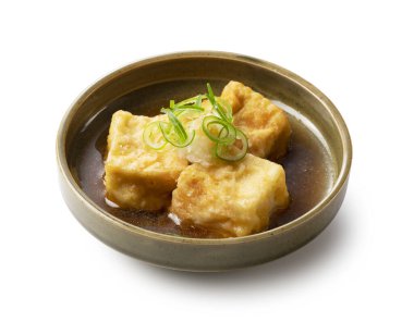 Beyaz arka planda kızartılmış tofu. Japonya 'da yemek