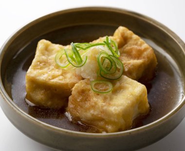 Beyaz arka planda kızartılmış tofu. Japonya 'da yemek
