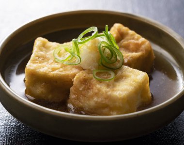 Japon tepsisinde kızartılmış tofu. Japonya 'da yemek
