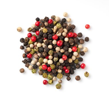 Biber karışımı. Beyaz arka planda siyah, kırmızı, beyaz ve yeşil biberler. Doğrudan yukarıdan görüntüle.