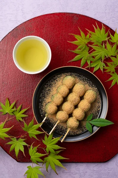 Grass Dumplings Green Tea Served Black Plate Placed Red Tray — Stock Photo, Image