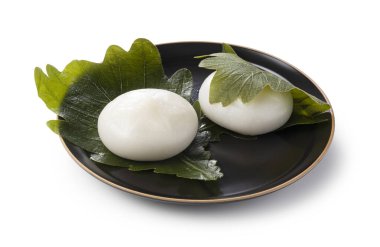 Kashiwa-mochi pirinç keki beyaz arka planda. Kashiwa Mochi bir Japon şekerlemecisidir..