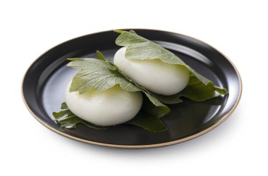 Kashiwa-mochi pirinç keki beyaz arka planda. Kashiwa Mochi bir Japon şekerlemecisidir..