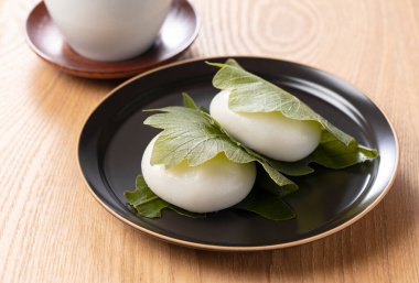 Kashiwa mochi ve yeşil çay.