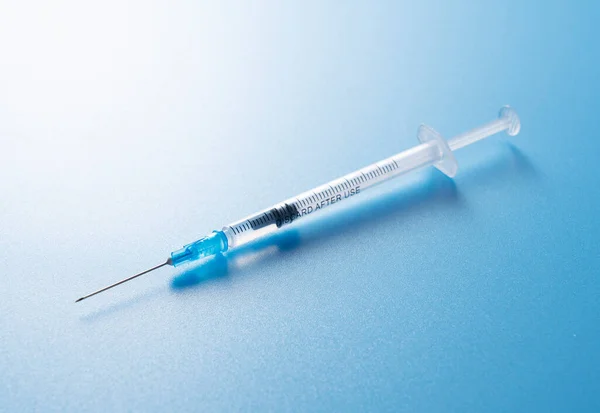 Spritze Auf Blauem Hintergrund Impfkonzept — Stockfoto