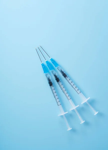 Seringa Colocada Sobre Fundo Azul Conceito Vacinação — Fotografia de Stock
