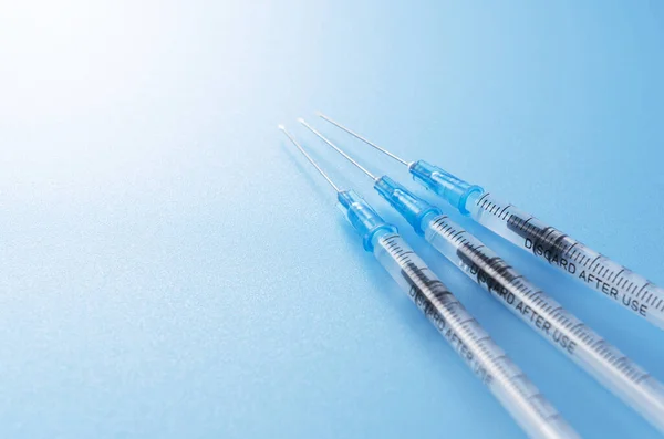 注射器放在蓝色背景上 疫苗接种概念 — 图库照片
