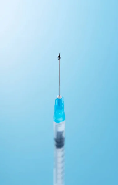 Syringe Placed Blue Background Vaccination Concept — Stock Photo, Image