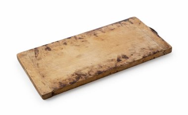 Beyaz arka planda iyi kullanılmış eski bir kesme tahtası..