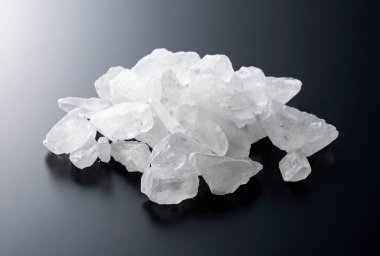 Siyah arka planda olaysız bir kaya şekeri.  