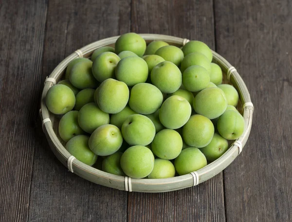 Ameixas Verdes Escorredor Bambu Colocado Fundo Madeira Fruta Damasco Japonesa — Fotografia de Stock