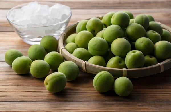 Omogen Ume Frukt Och Stensocker Trä Bakgrund Förberedelse För Att — Stockfoto