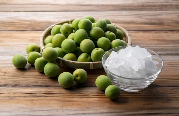 Omogen Ume Frukt Och Stensocker Trä Bakgrund Förberedelse För Att — Stockfoto