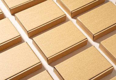 Bej bir arka plana yerleştirilmiş karton kutular. Nakliye kavramı