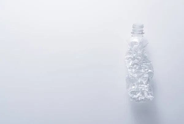Zmiażdżona Plastikowa Butelka Białym Tle Pojęcie Recyklingu Ekologii — Zdjęcie stockowe